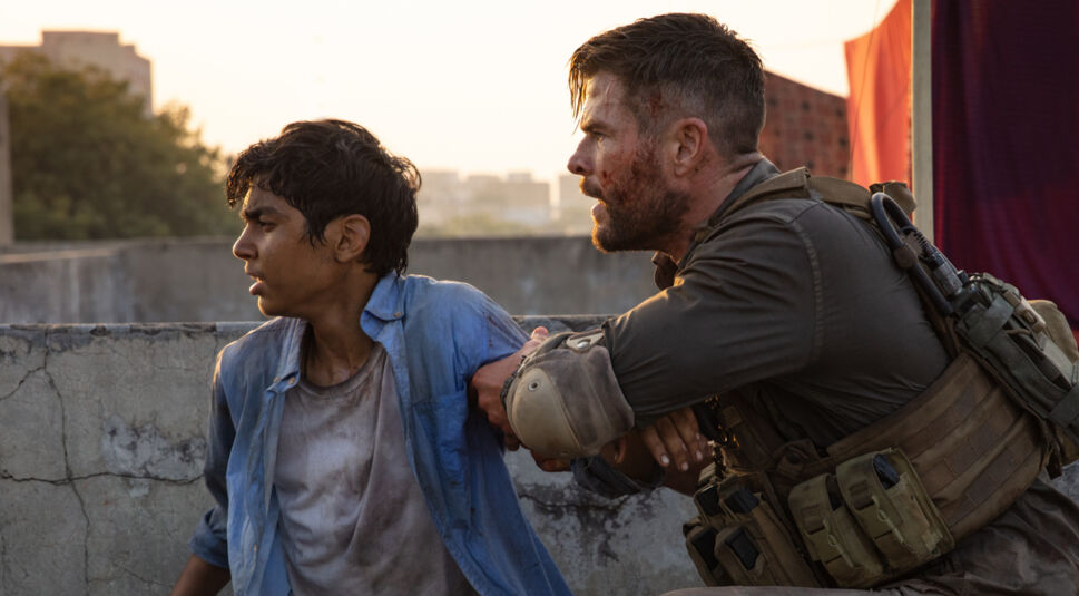 Chris Hemsworth und Rudhraksh Jaiswal in Tyler Rake: Extraction