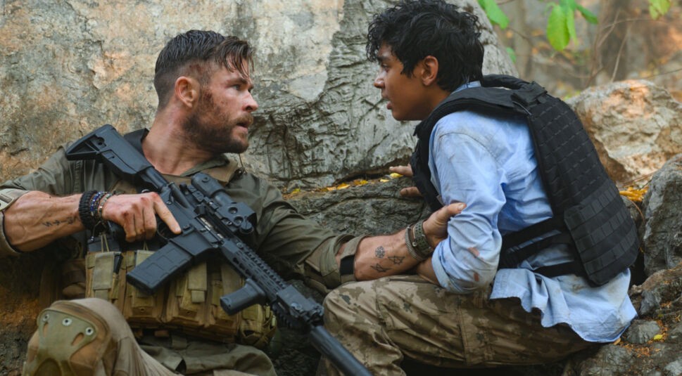 Chris Hemsworth und Rudhraksh Jaiswal in Tyler Rake: Extraction
