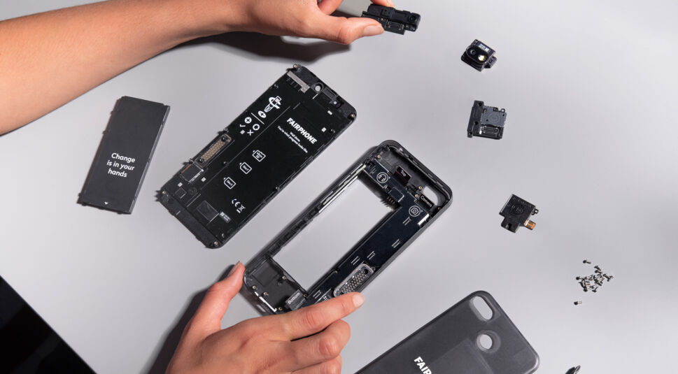 Das nachhaltige Fairphone 3 ist in seine nachhaltigen und austauschbaren Einzelteile zerlegt.