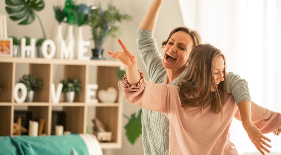 Mutter und Tochter tanzen zu Playlists zum Muttertag