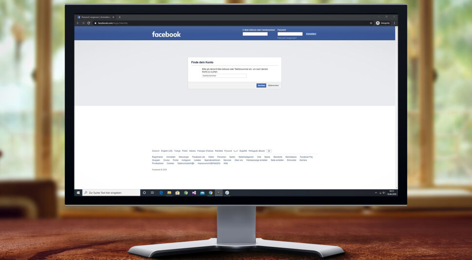 Monitor zeigt Maske zum Anfordern eines Passwort-Resets auf der Webseite von Facebook