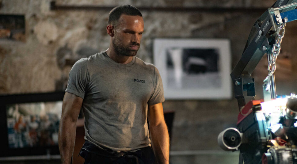 Alban Lenoir als Lino in Verirrte Kugel bei Netflix