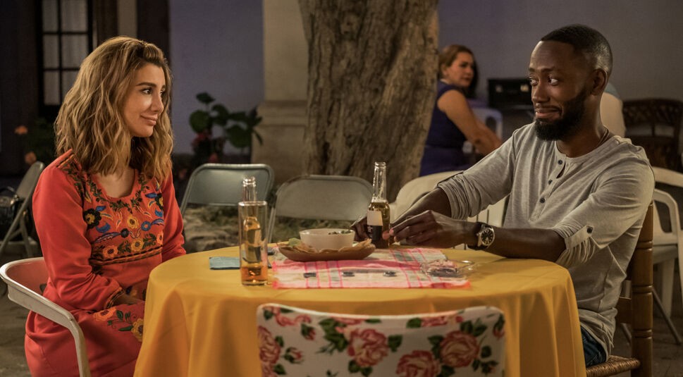 Nasim Pedrad und Lamorne Morris in Desperados von Netflix