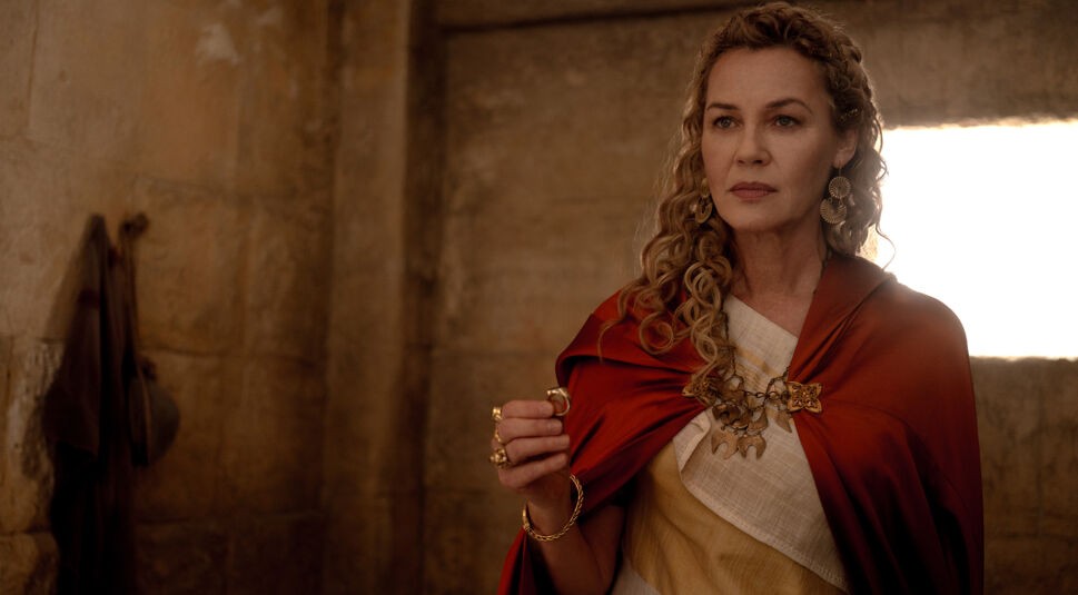 In diesen Szenenausschnit von Gladiator II siehst Du die Darstellerin Connie Nielsen in der Rolle von Lucilla.