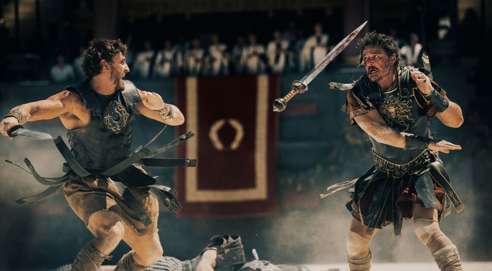 In diesem Szenenbild von Gladiator II sieht man, wie Pedro Pascal gegen Paul Mescal in einer Arena kämpft.