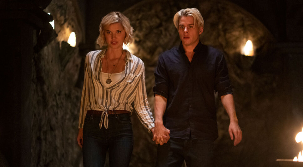 Sarah Grey und Jake Manley in The Order, Staffel 2