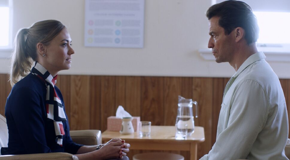 Yvonne Strahovski und Dominic West in Stateless