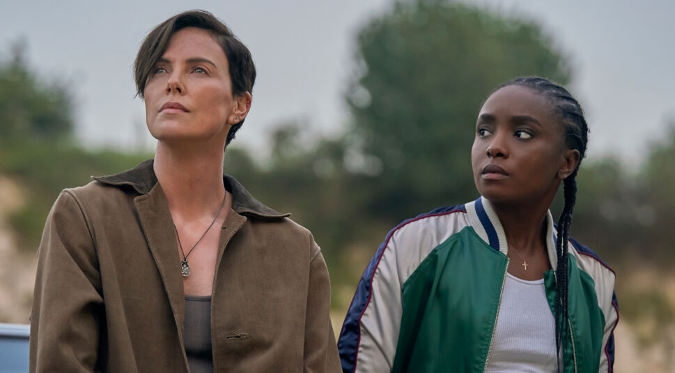 Charlize Theron und KiKi Layne in The Old Guard