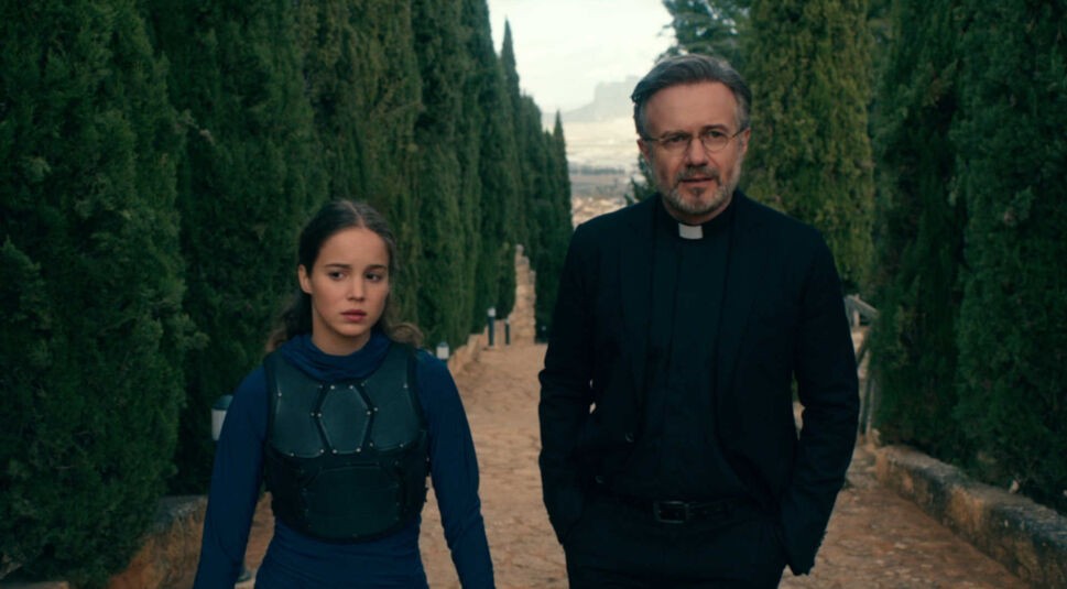 Tristán Ulloa als Pater Vincent in Warrior Nun