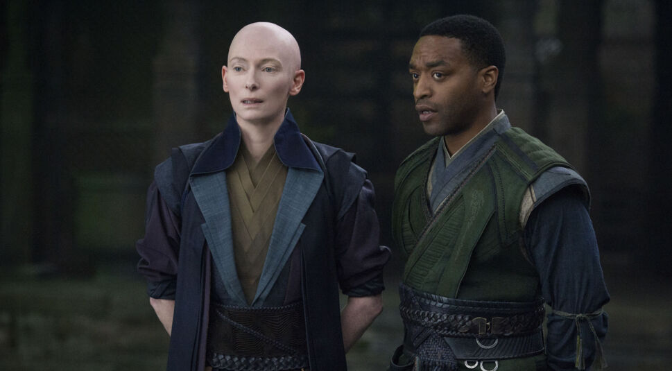 Tilda Swinton und Chiwetel Ejiofor in Doctor Strange
