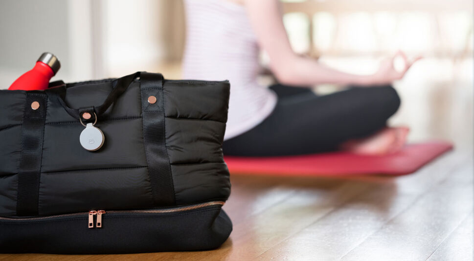  Klein, schick und immer in der Nähe Deiner Lieblingssachen: Curve lässt sich problemlos an Taschen, Rucksäcken oder anderen Gegenständen befestigen.