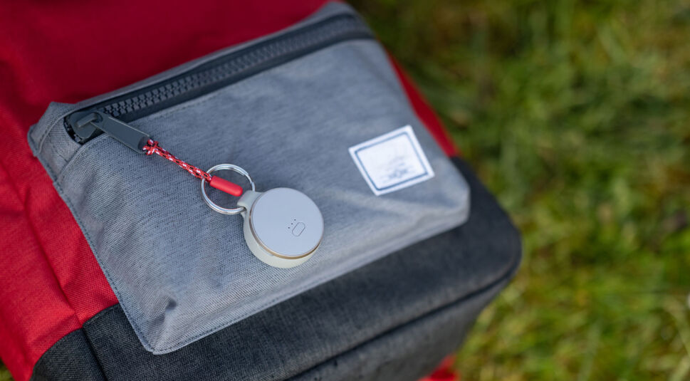 An einem Rucksack ist der Curve GPS Tracker von Vodafone befestigt.