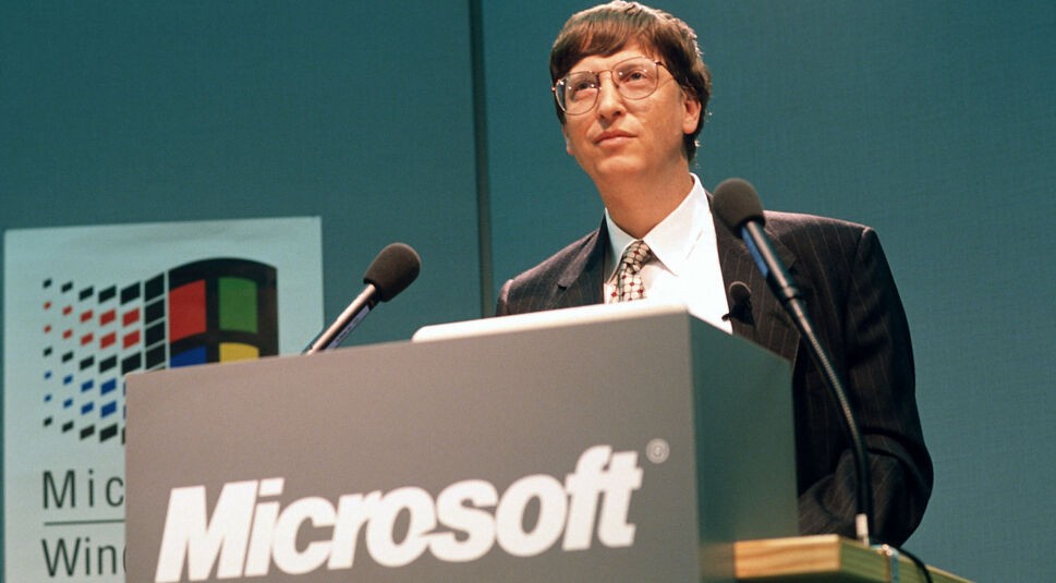 Bill Gates bei dem Launch von Windows 95 im Jahr 1995