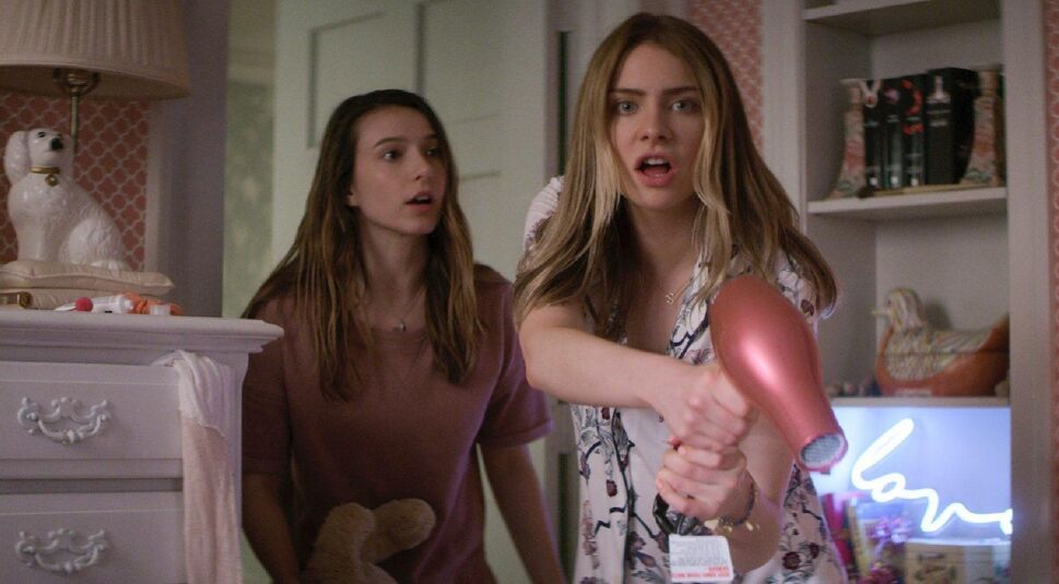 Maddie Phillips und Anjelica Bette Fellini in Teenage Bounty Hunters