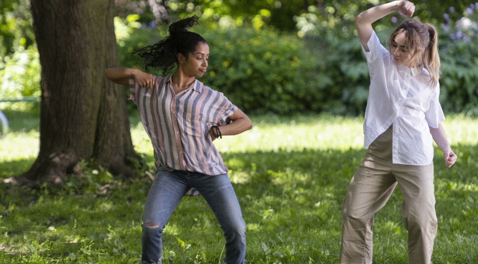 Liza Koshy und Sabrina Carpenter in Work It