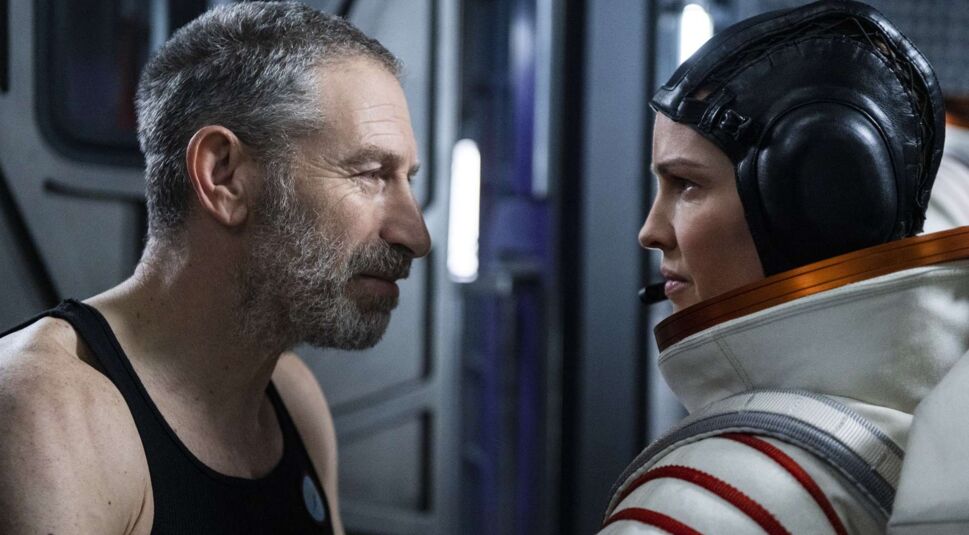 Hilary Swank und Mark Ivanir in Away