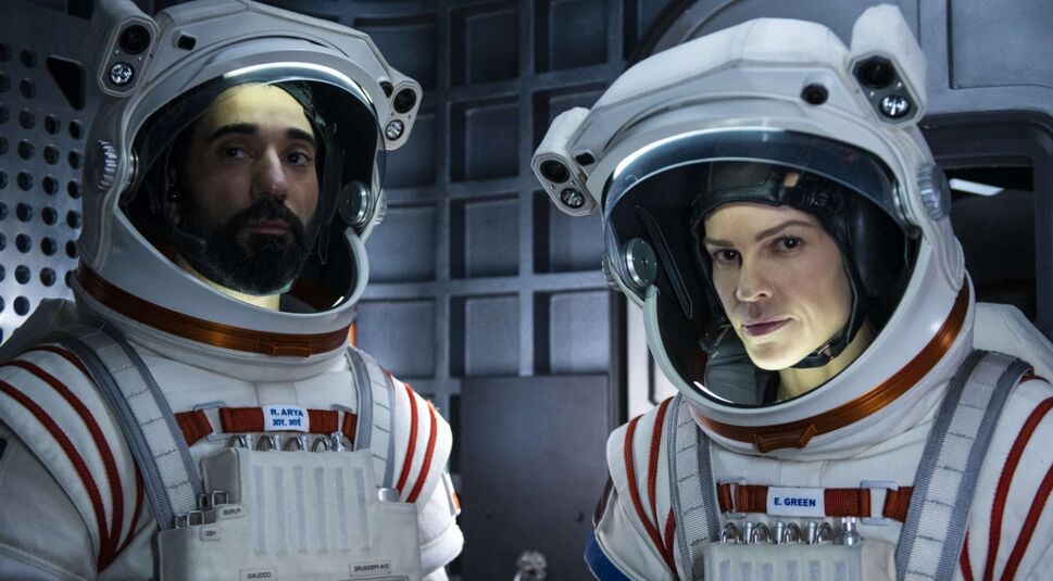 Ray Panthaki und Hilary Swank in Away