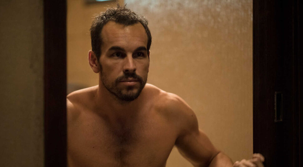 Mario Casas als Angel in Der Sanitäter bei Netflix