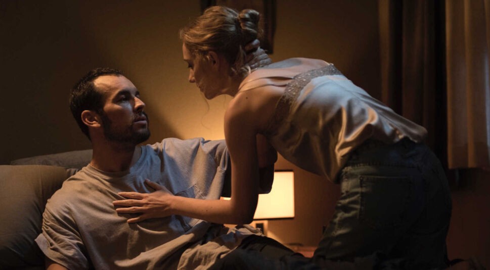 Mario Casas und Déborah François als Angel und Vane in Der Sanitäter bei Netflix.