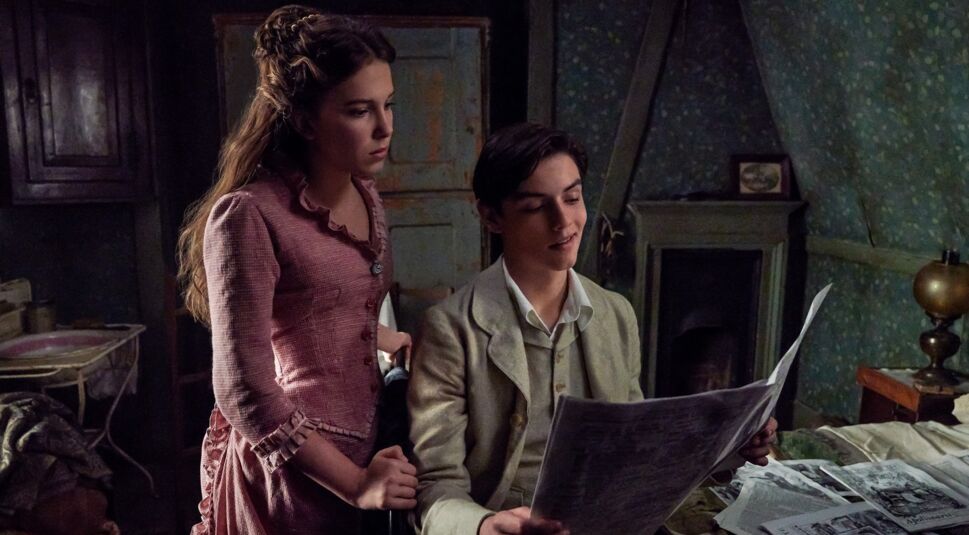 Millie Bobby Brown und Louis Partridge