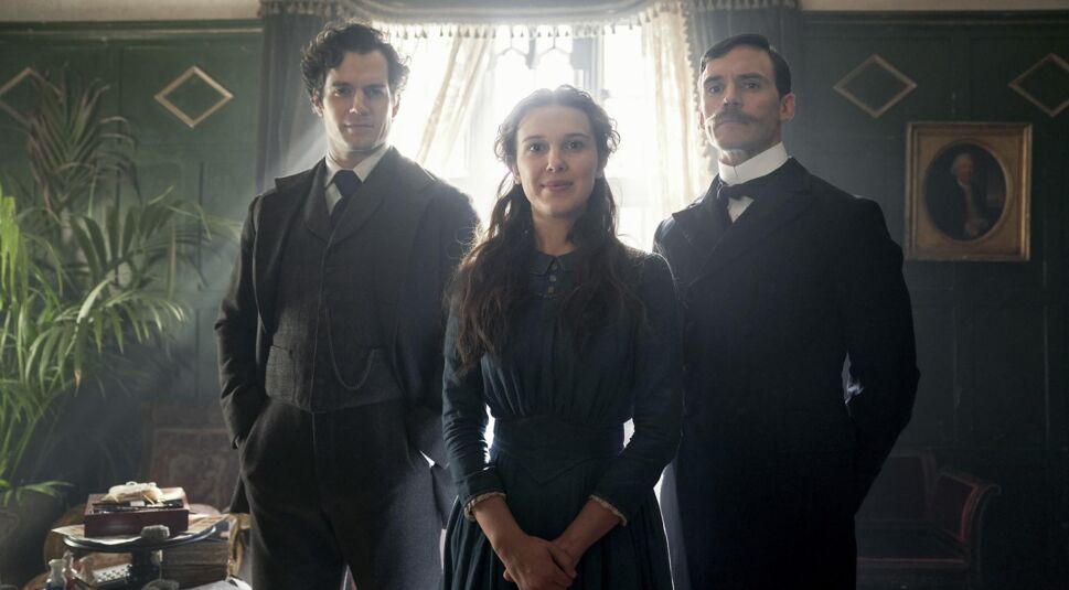 Millie Bobby Brown und Henry Cavill in Enola Holmes