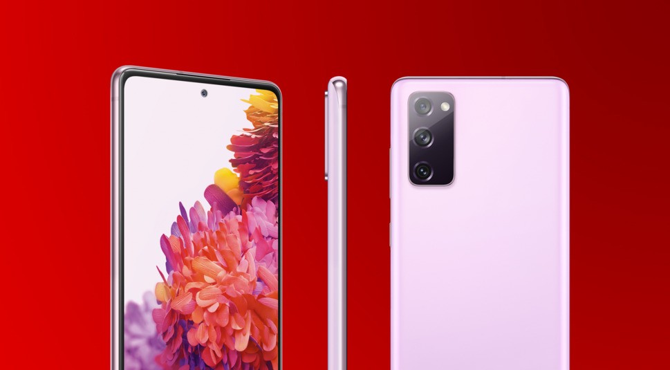 Das neue Samsung Galaxy S20 FE in der Farbe Cloud Lavender frontal, seitlich und von hinten.