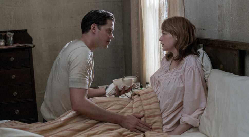 Bill Skarsgård und Haley Benett in Netflix' The Devil All the Time