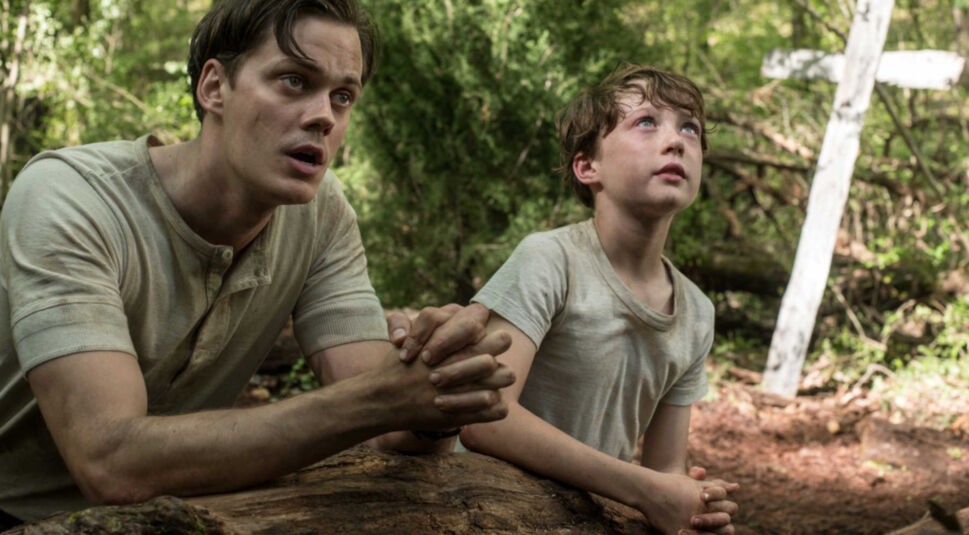 Bill Skarsgård und Michael Banks Repeta in Netflix' The Devil All the Time