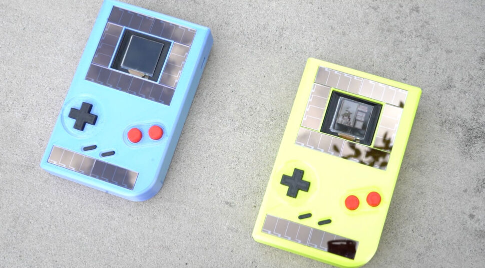 Solarpaneele und kinetische Energie versorgen den batteriefreien Game Boy