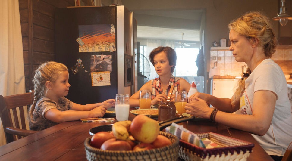  Wiebke (Nina Hoss) mit ihren Adoptivtöchtern Raya (Katerina Lipovska) und Nicolina (Adelia Ocleppo).
