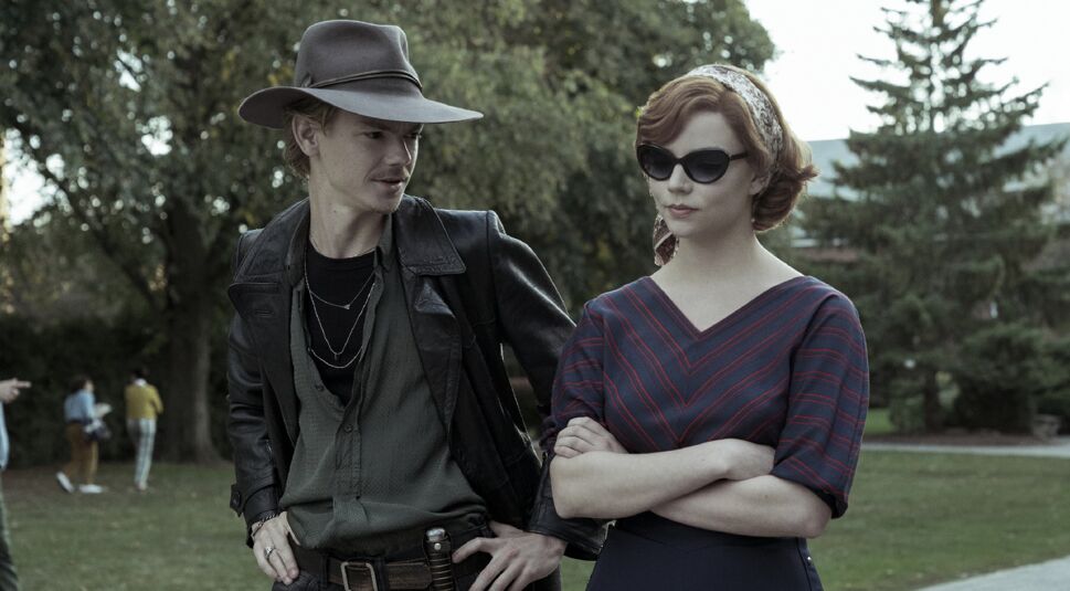 Thomas Brodie-Sangster und Anya Taylor-Joy in Das Damengambit