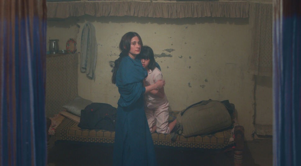 Riva Arora und Sanjeeda Sheikh in Der schwarze Brunnen