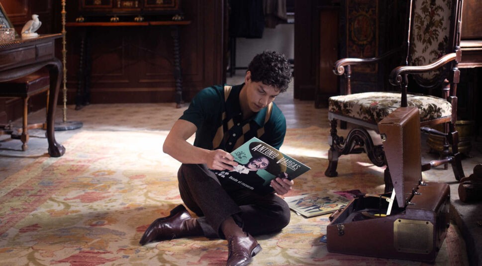 Alejandro Speitzer in Jemand muss sterben bei Netflix