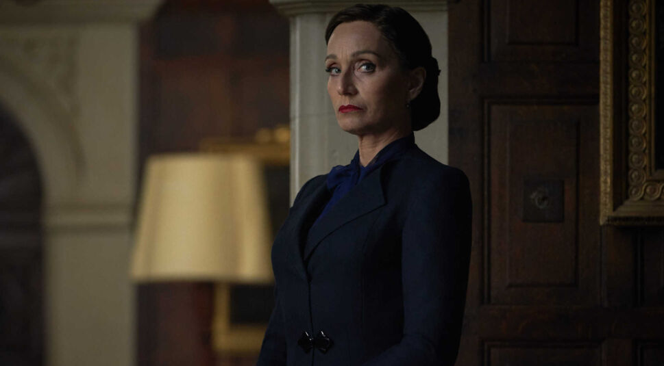 Kristin Scott Thomas als Mrs. Danvers in Netflix' Rebecca