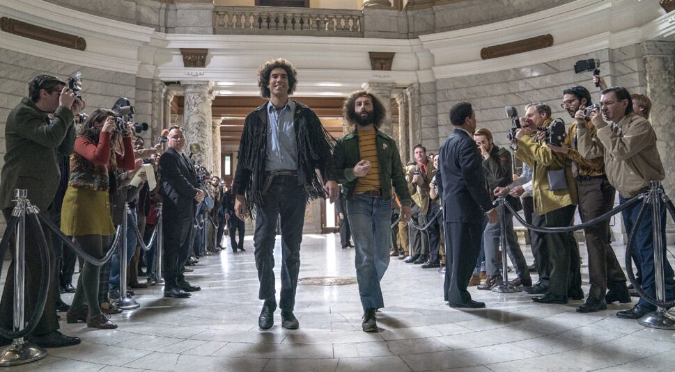 Sacha Baron Cohen und Jeremy Strong in The Trial of the Chicago 7