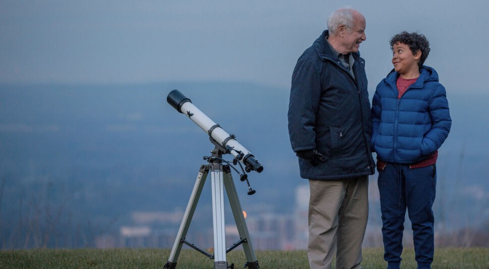 Angus Stewart (Richard Dreyfuss) und sein Enkel Barney (Richie Lawrence) stehen neben einem Teleskop