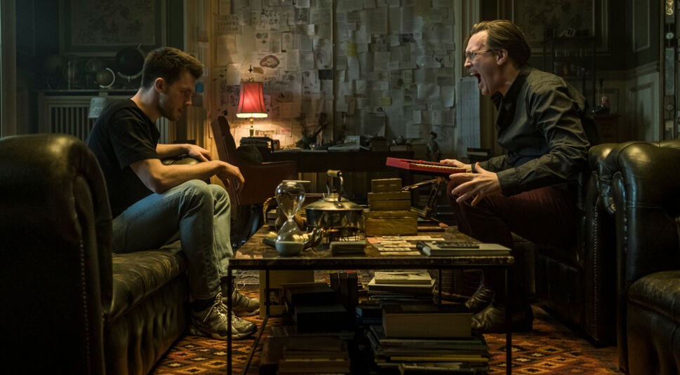 Jannis Niewöhner als Niko und Moritz Bleibtreu als Hagen sitzen sich in "Cortex" auf einer Couch gegenüber.