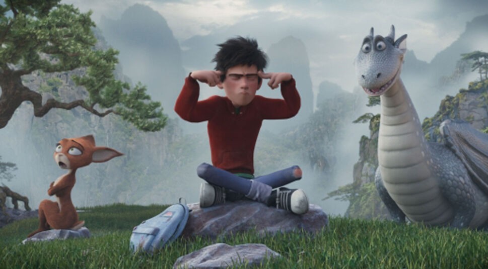 Koboldmädchen Schwefelfell, Jungdrache Lung und der Waisenjunge Ben sitzen auf einer Wiese. Ein Szenenbild aus dem Animationsfilm Drachenreiter