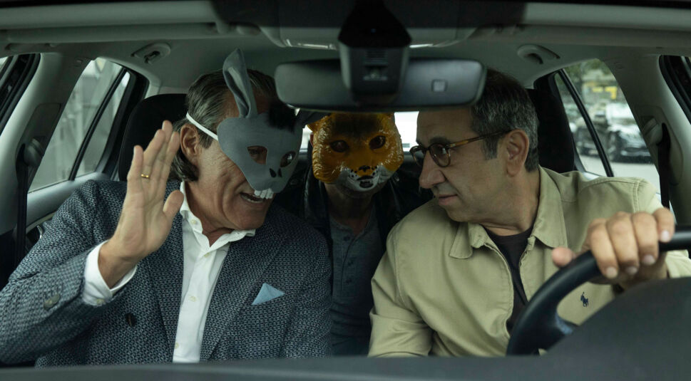 Arthur (Heiner Lauterbach), Kalle (Jürgen Vogel) und Yus (Hilmi Sözer) sitzen in einem Auto und sind maskiert. Eine Szene aus dem Film "Es ist zu deinem Besten"