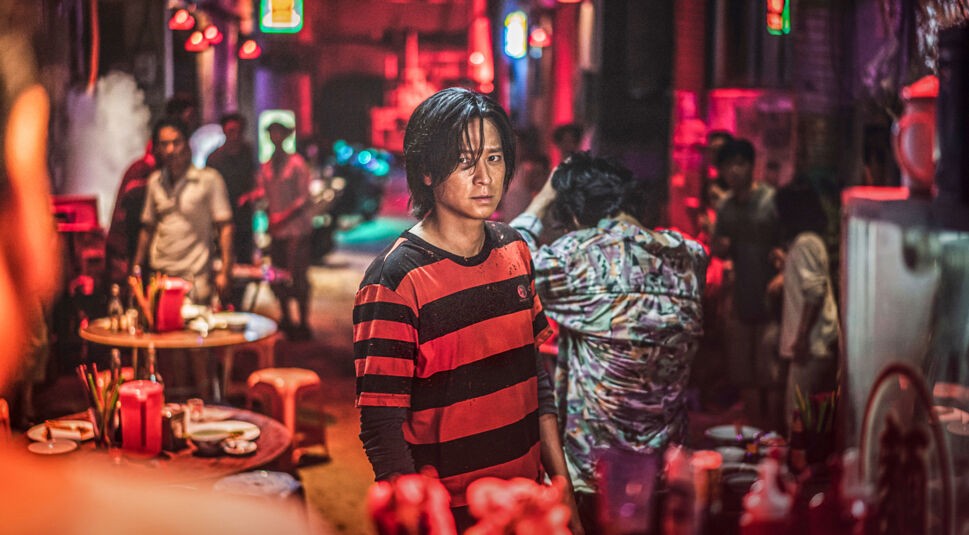 Der Soldat Jung-seok (Gang Dong-won) in den Strassen Hong Kongs im Film "Peninsula"