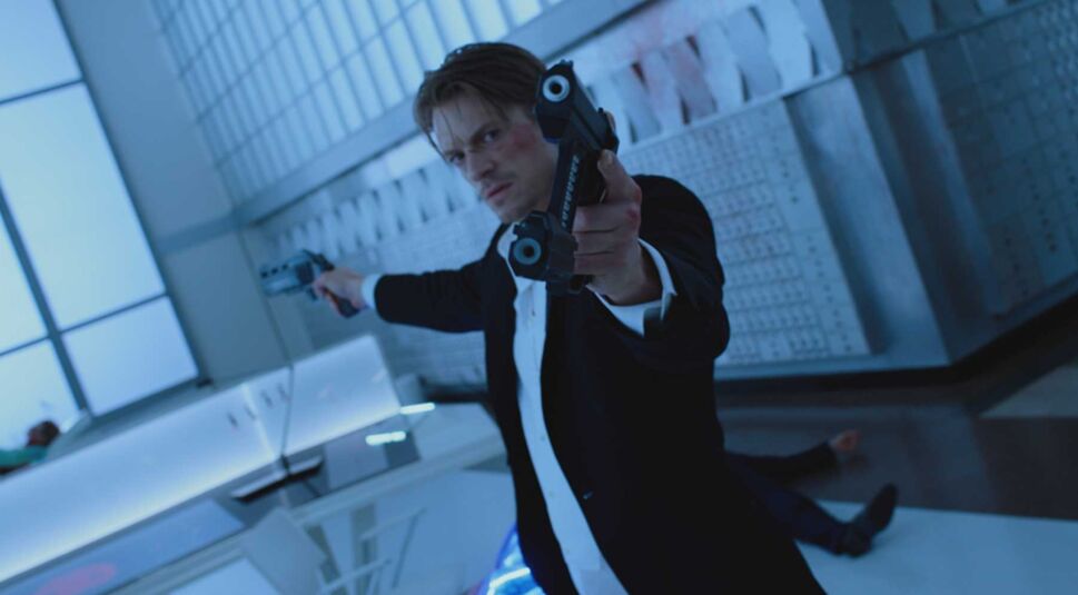 Hauptdarsteller zielt mit Waffen in Altered Carbon