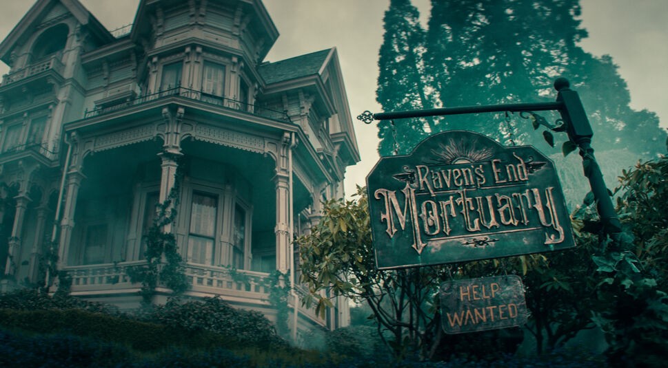 Ein Schild mit der Aufschrift "Raven's End" weist auf das Beerdigungsinstitut in "The Mortuary" hin.