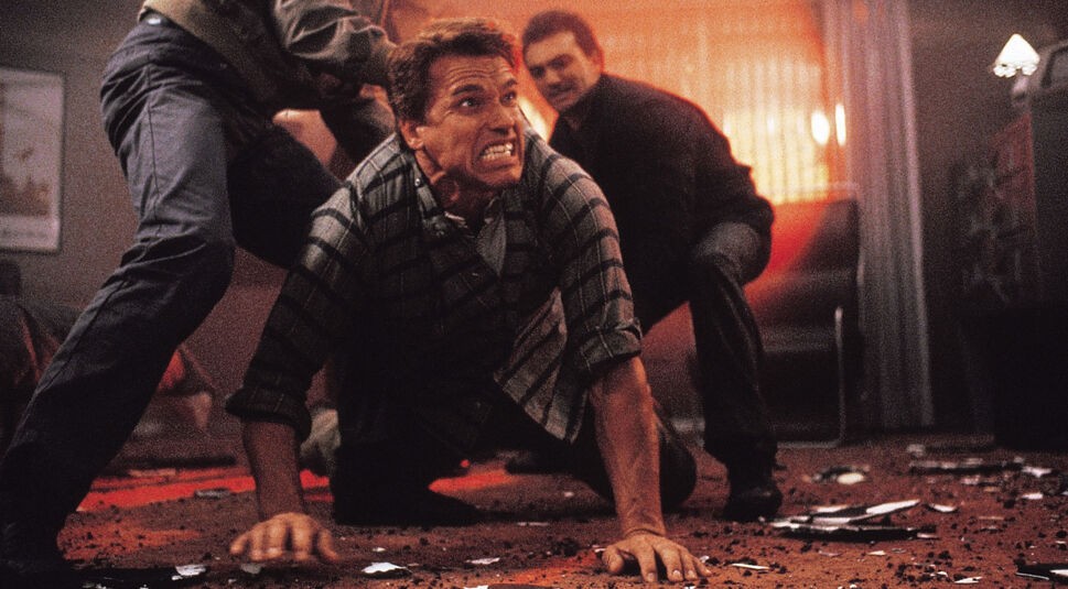 Douglas Quaid wird in seiner Wohnung von Auftragskillern überfallen. Eine Szene aus dem Film "Total Recall"