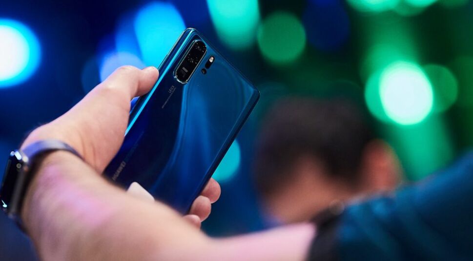 Mann hält China-Smartphone Huawei P30