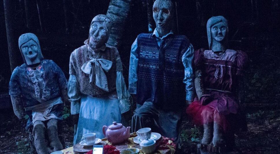 He's Out There Szenerie