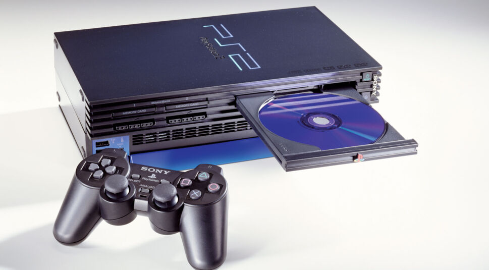 Die PlayStation 2 mit DVD-Fach und Controller
