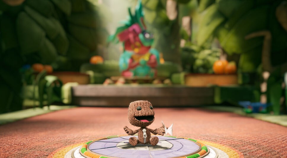 Sackboy sitzt im Spiel "Sackboy: A Big Adventure" in einem Dschungel.