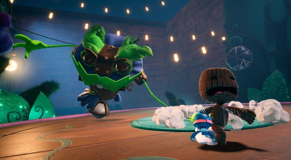 Sackboy flieht vor einem Monster im Spiel "Sackboy: A Big Adventure"