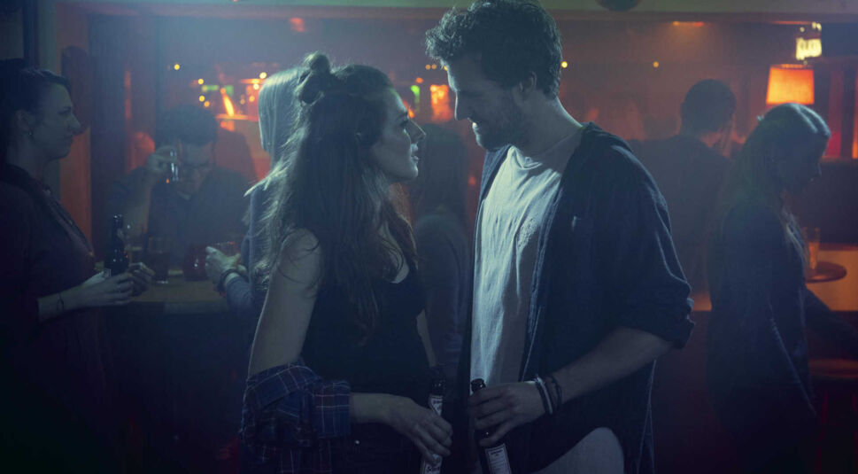 Seyneb Saleh als Karina und Luke Mockridge als Bastian in Netflix' ÜberWeihnachten