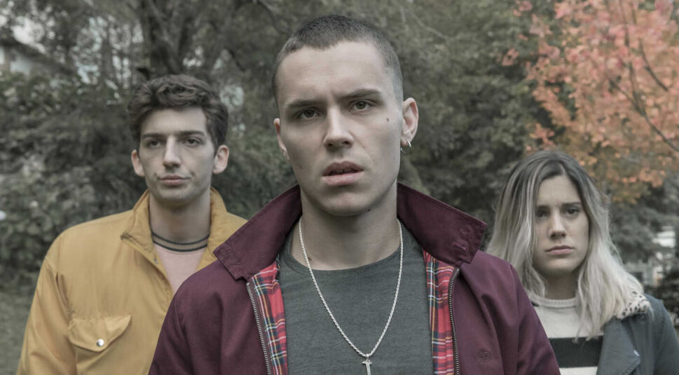  Keine Musterschüler: Lago (Arón Piper) und seine Clique bedrohen Lehrerin Raquel.